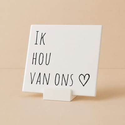 Eenvoudig 'Ik Hou Van Ons' Tegeltje met houdertje- 15x15 cm Elegante Keramische Tegel met Romantische Quote voor Thuis of als Cadeau