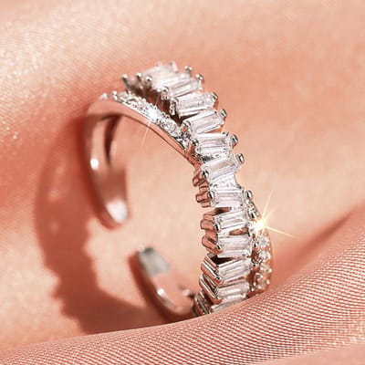 Huitan Luxe Kruis Verstelbare Openingsringen voor Vrouwen Glanzende Kristal Zirkonia Trendy Vrouwen Sieraden Bruiloft Accessoires resizable brown