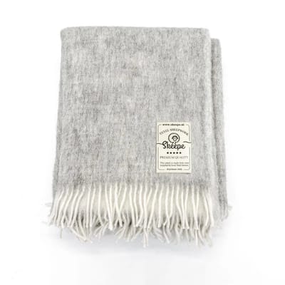 Licht grijze wollen plaid 140x180 met franjes – Texelse wol deken voor bank en bed – Skéépe