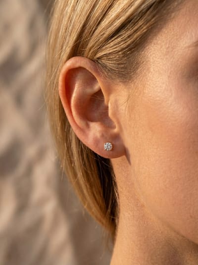 Lundholm Luxe Zirkonia Studs Oorbellen Goudkleurig - Kleine Oorknopjes Dames Zirkonia 3 mm - Premium Stainless Steel Jewellery PVD Gold Plated Tweede Gaatje Oorbellen - Vrouwen cadeautjes Bruiloft Cadeau - my Nikki Serie