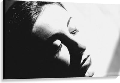 Canvas  - Foto van Gezicht van Vrouw in Zwart Wit  - 120x80cm Foto op Canvas Schilderij (Wanddecoratie op Canvas)