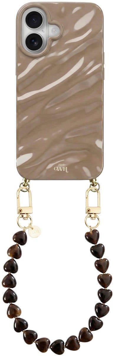 xoxo Wildhearts Taupe Glaze telefoonhoesje met koord - geschikt voor iPhone 16 - Sweetheart Brown - Dream hoesje met telefoonkoord - Glimmende silicone case met plooien - Korte hartjes ketting met gouden details - Beige