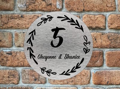 Naambordje / huisnummer voordeur krans 2 rvs look rond