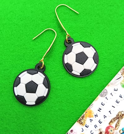 Jeannette-Creatief® - Voetbal - Bal - Oorhangers - Voetbal oorbellen - Oorbellen - Polymeer bedels - Oorbellen Meisjes - Goudkleurige RVS Oorhaakjes - Voetbal - Voetballen - Oranje - Hup Holland Hup - FiFa - WK Voetbal - WK Sieraden - WK - Goud