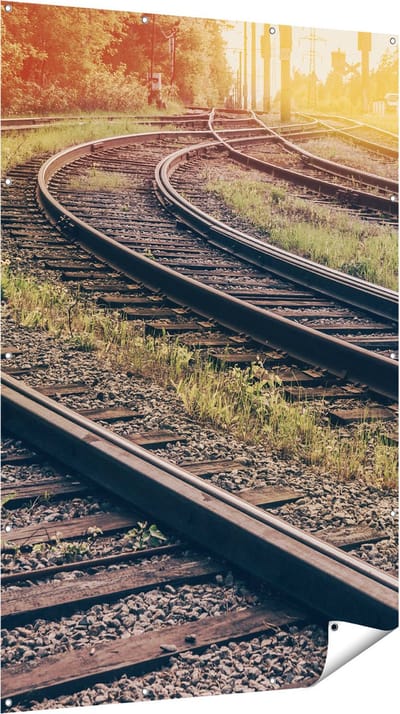 Gards Tuinposter Rails Spoorwegen naast Elkaar - 120x180 cm - Tuindoek - Tuindecoratie - Wanddecoratie buiten - Tuinschilderij