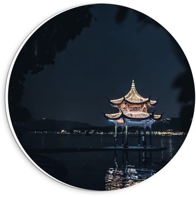 Forex Wandcirkel - Lichtgevend Kapelletje op het Water - 20x20cm Foto op Wandcirkel (met ophangsysteem)