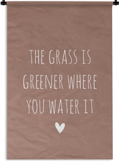 Wandkleed - Wanddoek - Engelse quote "The grass is greener where you water it" met een hartje op een bruine achtergrond - 90x135 cm - Wandtapijt
