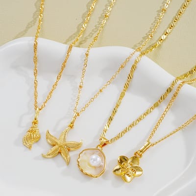 Sjika - Dames Ketting Goudkleurig met Zee Bedel – Schelp, Zeester, Parel & Bloem Hanger – Trendy Zomer Halsketting – Beach Sieraden - Cadeau voor haar