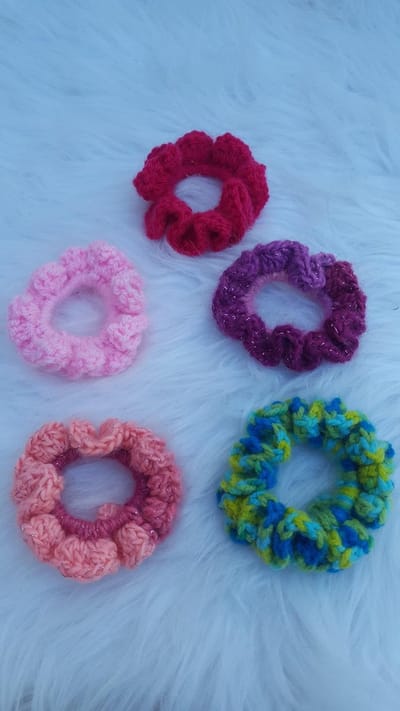 Set van 5 handgemaakte haarelastieken ( scrunchies ) gehaakt in zalmroze glinster, rood, lichtroze, groen/blauw, paars glinsterdraad