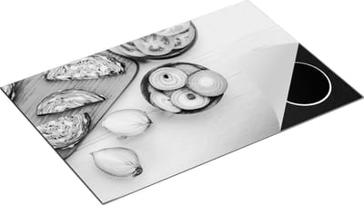 Chefcare Inductie Beschermer Gesneden Uien op een Witte Houten Tafel - Zwart Wit - 80x50 cm - Afdekplaat Inductie - Kookplaat Beschermer - Inductie Mat