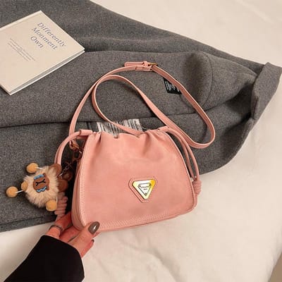 Nieuwe Zomer Kleine en Frisse Pendelaar Crossbody Tas Eén-schouder Emmer Tas Trendy including pendant