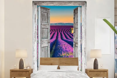 Behang - Fotobehang Lavendel - Zomer - Doorkijk - Bloemen - Breedte 200 cm x hoogte 300 cm