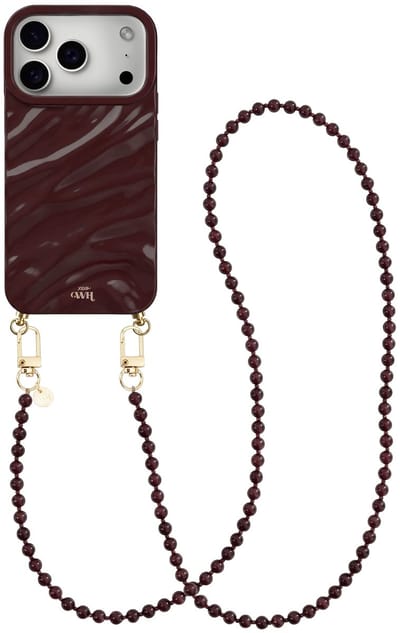 xoxo Wildhearts Burgundy Glaze telefoonhoesje met koord - geschikt voor iPhone 17 Pro - Burgundy Muse (lang koord) - Dream hoesje met telefoonkoord - Glimmende silicone case met plooien - Kralenketting met gouden details - Bordeaux rood