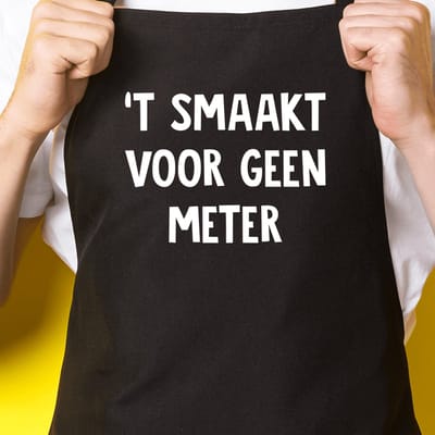 Zwart keukenschort / BBQ-schort met tekst | 'T smaakt voor geen meter | Katoen - One size - Verstelbaar - Wasbaar - Cadeau voor hem - Vaderdag - Gratis verzending - Cadeau voor Kerst & sinterklaas | Incl. 2 jaar garantie