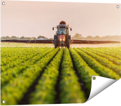 Gards Tuinposter Rode Tractor op het Veld aan het Sproeien - 80x60 cm - Tuindoek - Tuindecoratie - Wanddecoratie buiten - Tuinschilderij