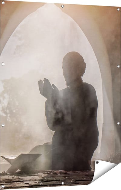 Gards Tuinposter Biddende Man in een Oude Moskee - 90x120 cm - Tuindoek - Tuindecoratie - Wanddecoratie buiten - Tuinschilderij
