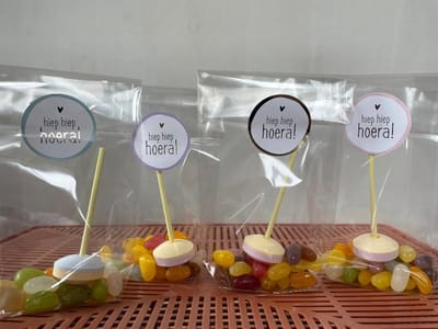 30 Kruisbodemzakjes / Traktatie zakjes / Blokbodemzakken + 30 stickers - Hiep Hiep Hoera - 4 assorti - Pastelkleuren | School traktaties - Cellofaan zakjes - Transparant - Snoep | Peuterspeelzaal - Kinderopvang - Basisschool | DH collection
