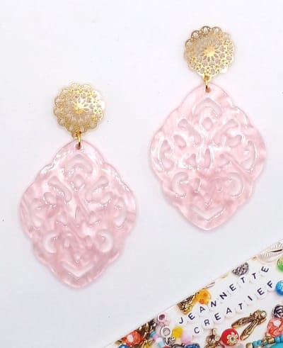 Jeannette-Creatief® - Resin - Barok Ruit Roze – Oorstekers RVS Goud – Oorbellen Bloem - Oorbellen Dames - Oorbellen Roze - Poederroze - Resin Oorbellen - Roze oorbellen - Oorhangers - Statement - Filigraan - Goudkleurige RVS Oorstekers - Lente
