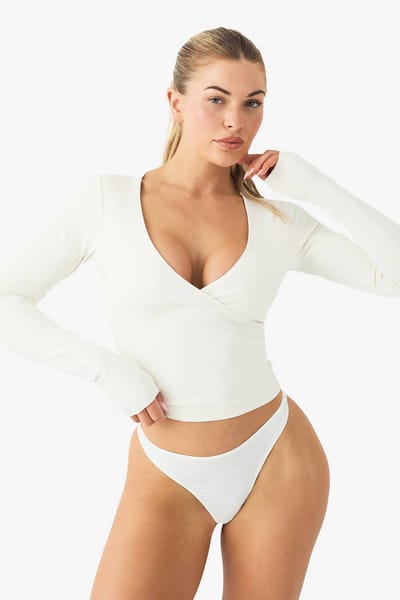 boohoo Dames Boterzachte Ingebouwde Gevoerde V-hals Lange Mouw Sculpturerende Top | Creme | Maat: 36