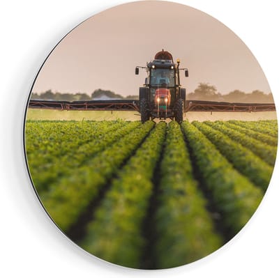 Artaza Dibond Muurcirkel Rode Tractor op het Veld aan het Sproeien - Ø 60 cm - Wandcirkel - Rond Schilderij - Voor Binnen en Buiten