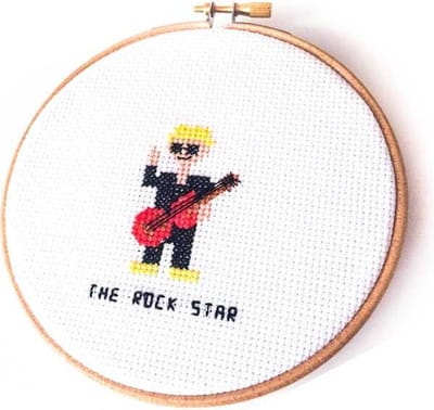 Manlijke Rocker borduurpakket | Borduurpakket voor volwassenen | Rockstar kado maken voor guitarist  | Borduurpakket inclusief borduurring, DMC borduurgaren, Aida borduurstof, borduurnaald en instructies
