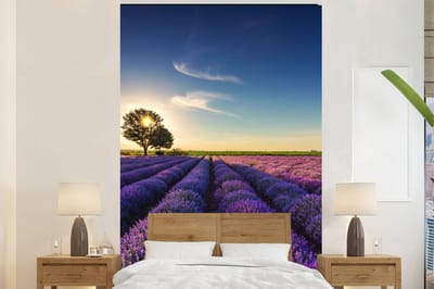 Behang - Fotobehang Lavendel - Zon - Boom - Bloemen - Paars - Breedte 145 cm x hoogte 220 cm