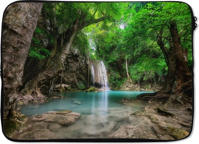 Laptophoes 14 inch - Jungle - Waterval - Planten - Water - Natuur - Laptop sleeve - Binnenmaat 33x23 cm - Zwarte achterkant