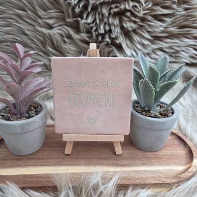 Robuust wenstegeltje “Samen is alles leuker!” – Liefde & Vriendschap Cadeau – Keramiek – Decoratie – Relatie Cadeautje – Vriendschap - Trendy nu – Decoratief Tegeltje met Standaard – Cadeau Idee