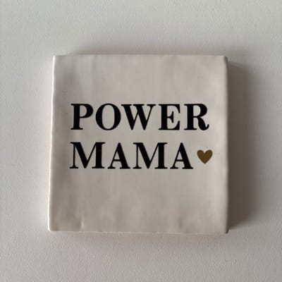 POWER MAMA. (Wit tegeltje) - Spreuktegel - Tegeltje met tekst - Tegeltje met Spreuk - Cadeautje - Origineel cadeau - Moederdag cadeau - Omadag cadeau