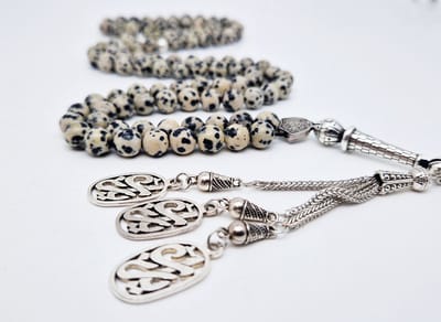 Handgemaakte tesbih "Tasbih" natuursteen " Jasper Dalmatin" - Aantal kralen 99 - Diameter kralen 8MM - met metaal tassel "Yarab" - Een mooi cadeau-idee