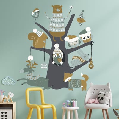 Kerststicker: De magische boom van bosdieren - Kerststickers - Feestelijke decoraties - 110x165cm