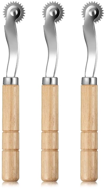 Dailygoods- Naaiwiel Houten Handvat - Aftrekwiel - Houtperforator - Gereedschap voor Snijden - Geschikt voor Leer/Papier/Stof - Afmeting 14,9 cm - Snijwiel
