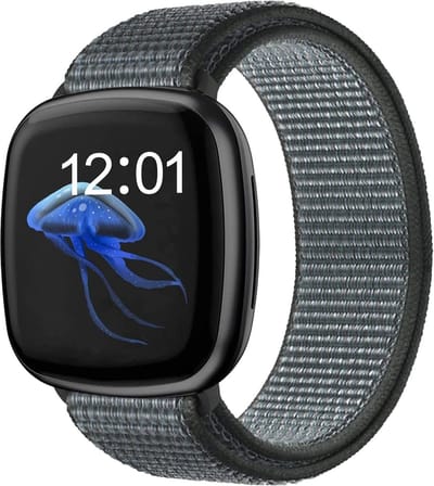 Strap-it nylon smartwatch bandje geschikt voor Fitbit Sense / Versa 3 (grijs & groen) – ademend, lichtgewicht en verstelbaar – vervangende polsband voor Fitbit smartwatch
