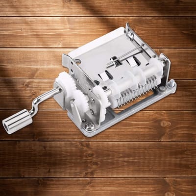 Dailygoods- Muziekdoos DIY Creatief - Muziekbeweging 10,8 x 7 x 3,5 cm - 15 Muziek Papieren - Perforator - 20 Witte Papieren Linten - Maak je Eigen Melodie - Muziekdoosje