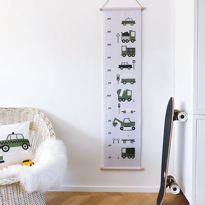 Groeimeter Voertuigen olijf groen 30cm x 130cm - groeimeter - babykameraccessoire - katoen - voertuigen - graafmachine - vrachtwagen - auto - groen - babykamer - jongenskamer - muurdecoratie - stokken - lederlook touwtje
