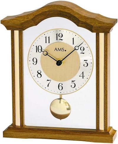 AMS Tafelklok 1174-4 pendule Klok 1174-4 is een tafelklok van massief hout in een eiken kleur met messing en een slinger. Merk AMS