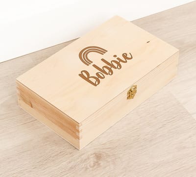 Houten kistje 'Bobbie' Regenboog - Tekenkist - Herinneringsdoos - Kraamcadeau - Knutseldoos - Memorybox - Baby - Geboorte