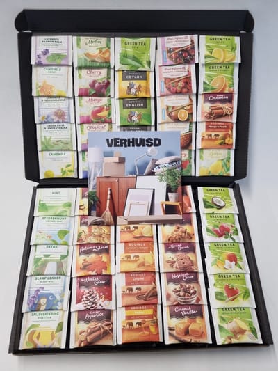 Thee Proeverij Pakket | Theepakket met 50 verschillende theesmaken met Mystery Card 'Verhuisd' met persoonlijke (video)boodschap | Verjaardag | Sinterklaas | Kerstpakket | Vaderdag | Moederdag | Jubileum | Valentijnsdag
