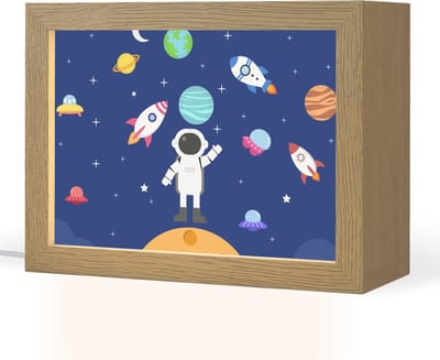 Nachtlampje 20x15 cm - Kinder lampje - Ruimte - Astronaut - Raket - Blauw - Tafellamp kinderkamer - Slaapkamer lamp - Bedlamp kinderen - Kinderlampje stopcontact - Wandlamp babykamer - Nachtlampjes