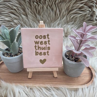 Robuust wenstegeltje “Oost West Thuis Best” – 10x10 cm – Huiselijke Wanddecoratie & Cadeau – huiselijke quote tegel – cadeau housewarming – Decoratief Tegeltje met Standaard – Cadeau Idee