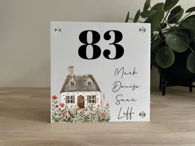 Naambordje / huisnummer voordeur schattig huisje 20x20cm wit