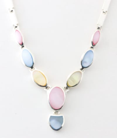 Hoogglans zilveren collier met veelkleurige schelp
