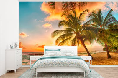 Behang - Fotobehang Zonsondergang - Palmboom - Wolken - Zee - Strand - Breedte 405 cm x hoogte 260 cm