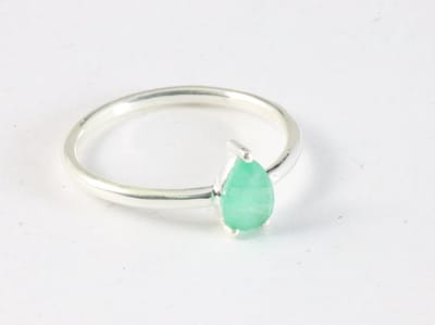 Fijne hoogglans zilveren ring met smaragd - maat 17