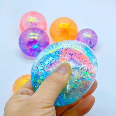 Geometrische Glitter Squishy Bal, Stressbal voor Ontspanning op Kantoor, Bureau Decoratie Persoonlijke Verzameling, Verjaardagsvakantie Cadeau lichtgrijze kleur