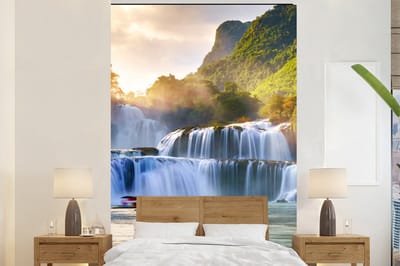 Behang - Fotobehang Waterval - Planten - Zon - Water - Natuur - Breedte 180 cm x hoogte 280 cm