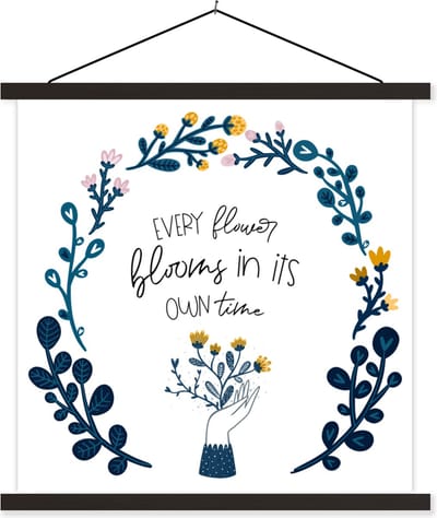 Posterhanger incl. Poster 60x60 cm - Schoolplaat - Quotes - Every flower blooms in its own time - Spreuken - Textielposter - Zwarte latten