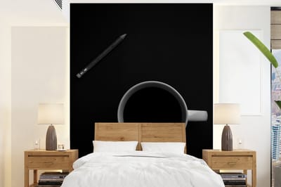 Behang - Fotobehang Potlood - Beker - Zwart - Wit - Breedte 165 cm x hoogte 220 cm