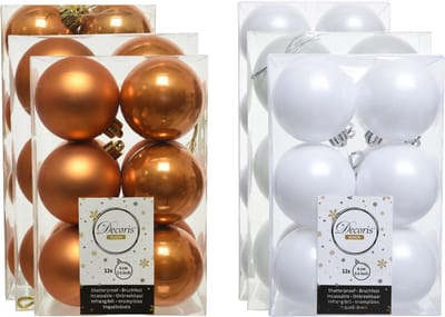 Kerstversiering kunststof kerstballen kleuren mix cognac bruin/winter wit 4-6-8 cm pakket van 68x stuks