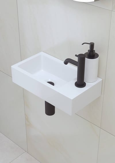 Saqu Square fonteinset met mat zwarte kraan rechts wit mineraalmarmer